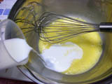 卵を溶いて牛乳を入れる